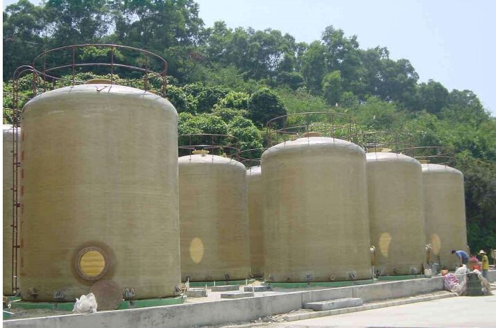 50立方玻璃鋼儲罐施工現(xiàn)場